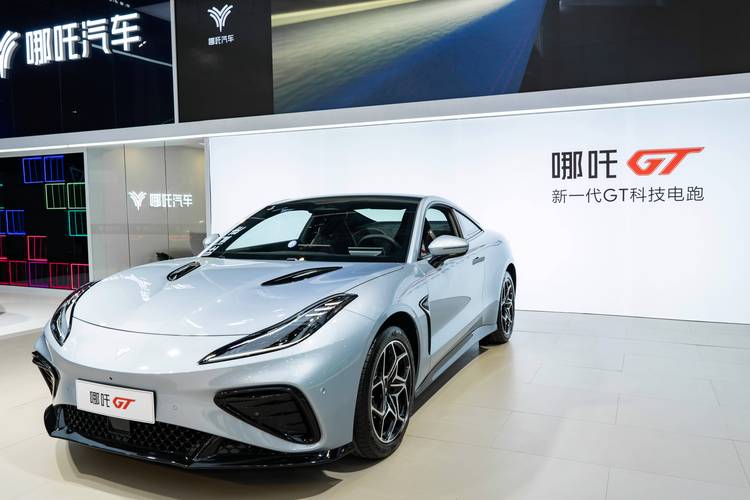 佛山191哪吒汽车在智能汽车领域的表现，领途汽车在新能源汽车市场中的影响力